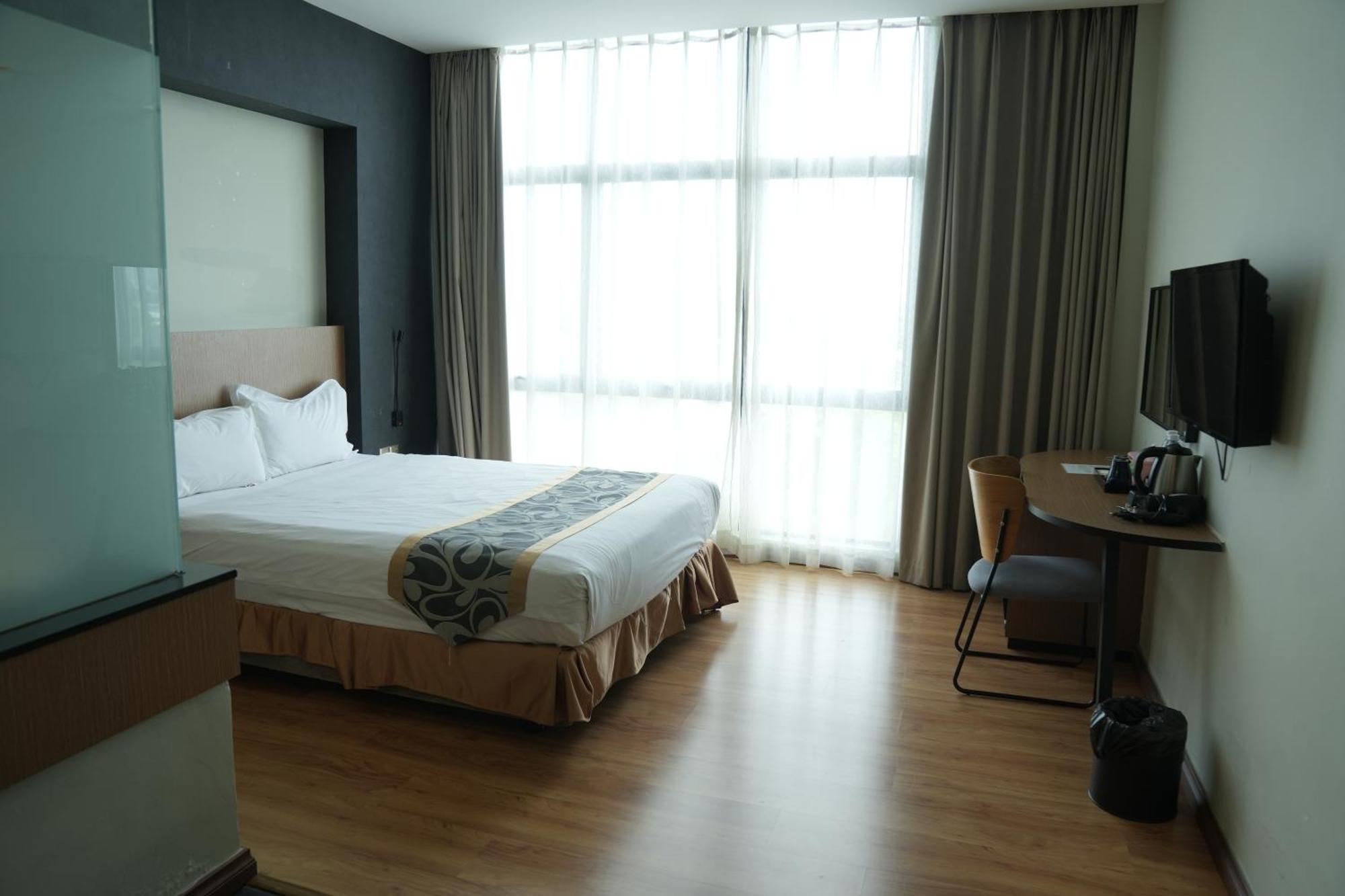 Roxy & Hotel 3*