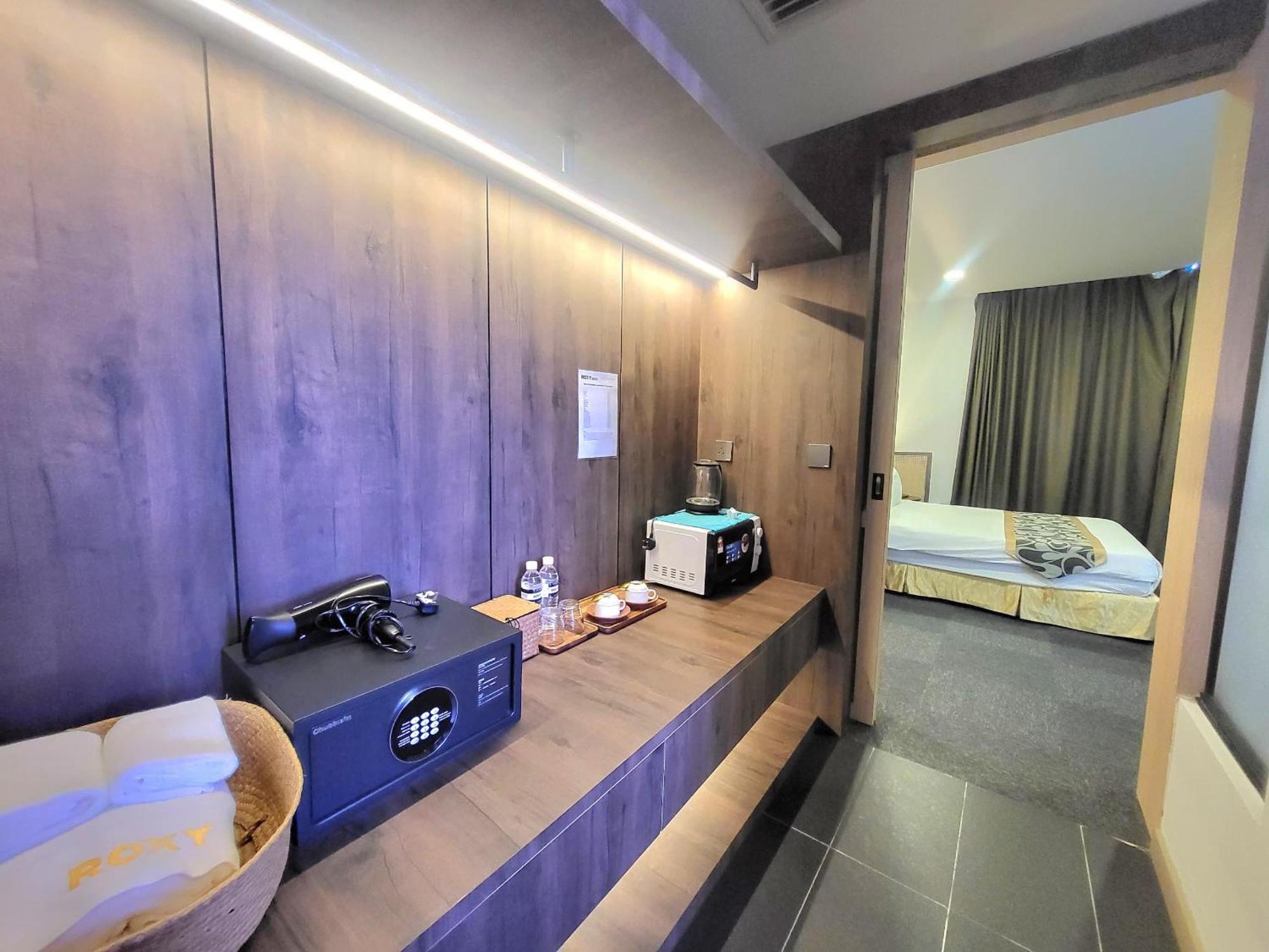 Hotel Roxy & Kuching